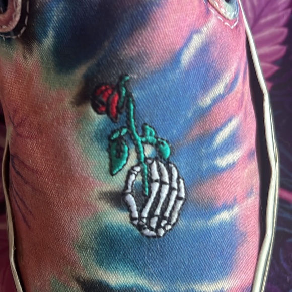 Vans Women's Tie-Dye Slip-On Shoes skeleton holding rose GUC needs cleaning - Picture 2 of 9